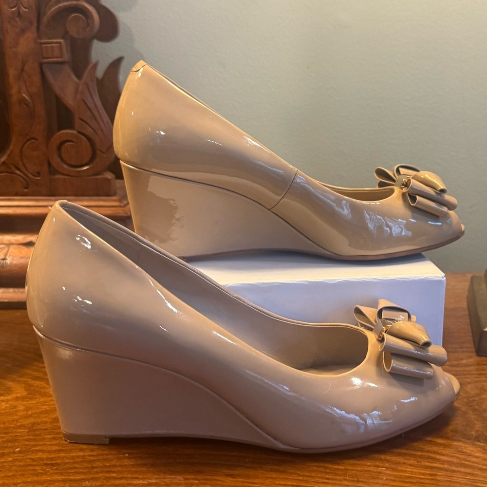Tory Burch Patent Leather Tan Gold Peep-Toe Bow Wedges Size 7.5 - Picture 6 of 14